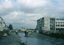 801581 Gezicht op de Stadsbuitengracht te Utrecht, ter hoogte van de Willemsbrug, tijdens de demping. Rechts het ...